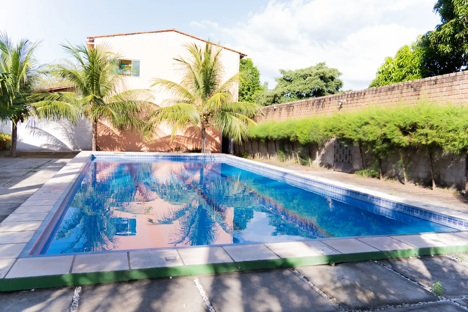 Área externa com piscina