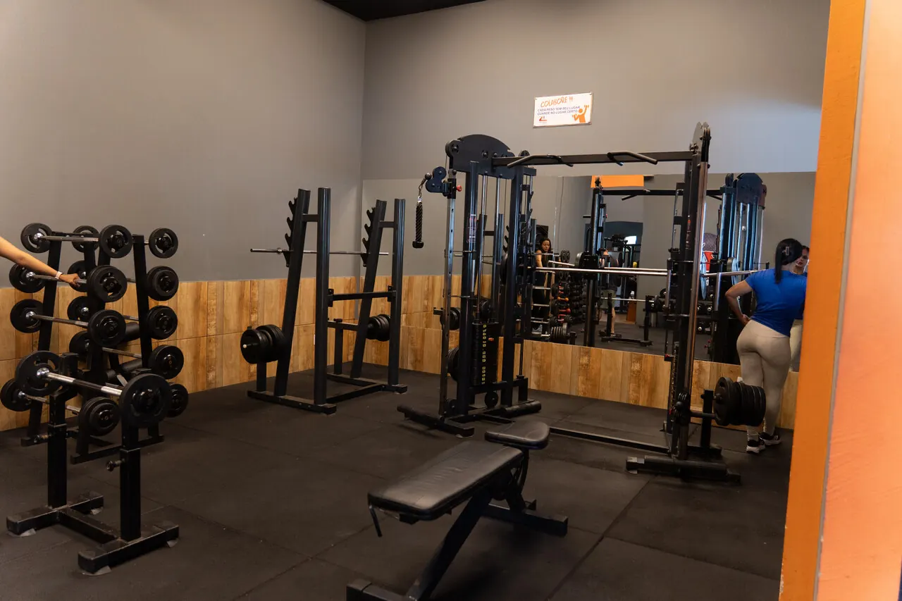Área de musculação com smith machine